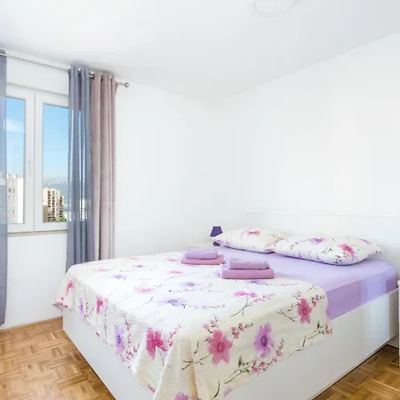 Apartman With Parking Space - 22452 Split