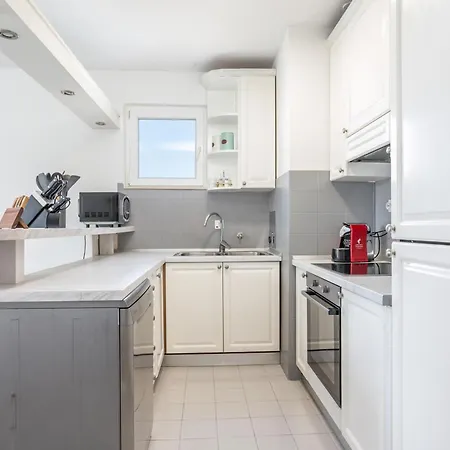 Apartman With Parking Space - 22452 Split